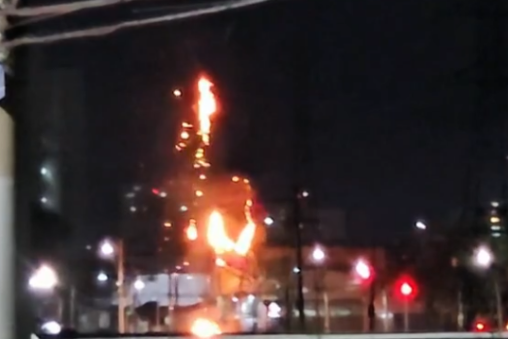 Balão caiu sobre a rede elétrica no Jardim Paulista, em São José dos Campos, e provocou uma explosão que assustou moradores e motoristas.