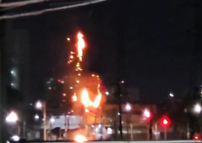 Balão caiu sobre a rede elétrica no Jardim Paulista, em São José dos Campos, e provocou uma explosão que assustou moradores e motoristas.
