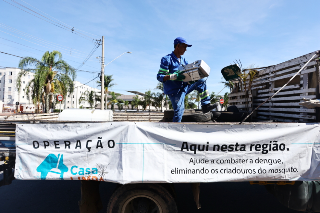 São José dos Campos realiza a Operação Casa Limpa neste sábado (11) para recolher materiais que acumulam água e combater criadouros do mosquito da dengue em 12 bairros.