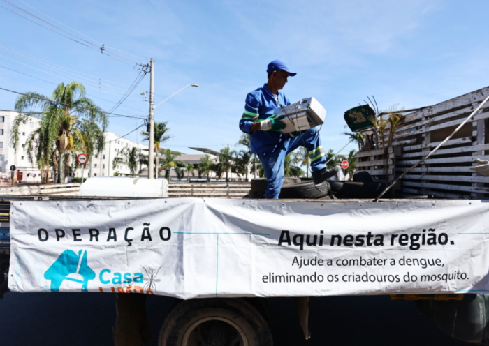 São José dos Campos realiza a Operação Casa Limpa para recolher materiais que acumulam água e combater criadouros da dengue na região central