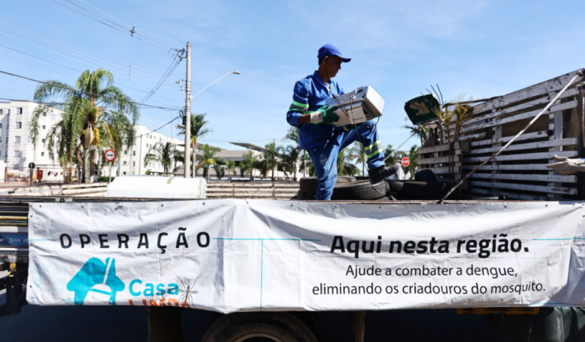 São José dos Campos realiza a Operação Casa Limpa para recolher materiais que acumulam água e combater criadouros da dengue na região central