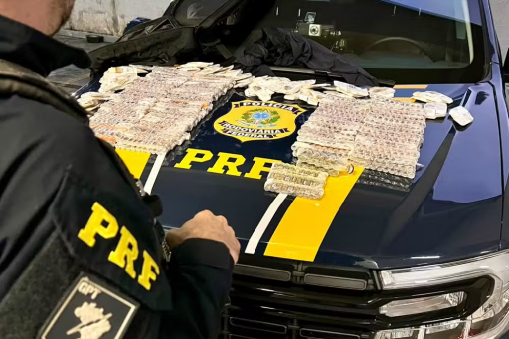 Polícia Rodoviária Federal apreende 1.490 canetas emagrecedoras ilegais em ônibus na Rodovia Presidente Dutra, em Caçapava.