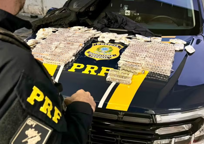 Polícia Rodoviária Federal apreende 1.490 canetas emagrecedoras ilegais em ônibus na Rodovia Presidente Dutra, em Caçapava.