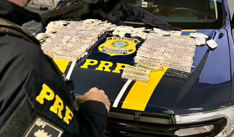 Polícia Rodoviária Federal apreende 1.490 canetas emagrecedoras ilegais em ônibus na Rodovia Presidente Dutra, em Caçapava.