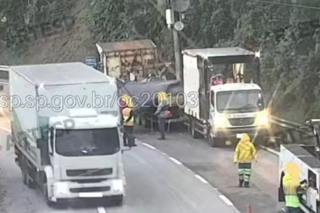 Caminhão derrama carga de barras de ferro e telas na Rodovia dos Tamoios, em Caraguatatuba, e interdita faixas por cerca de 1h30