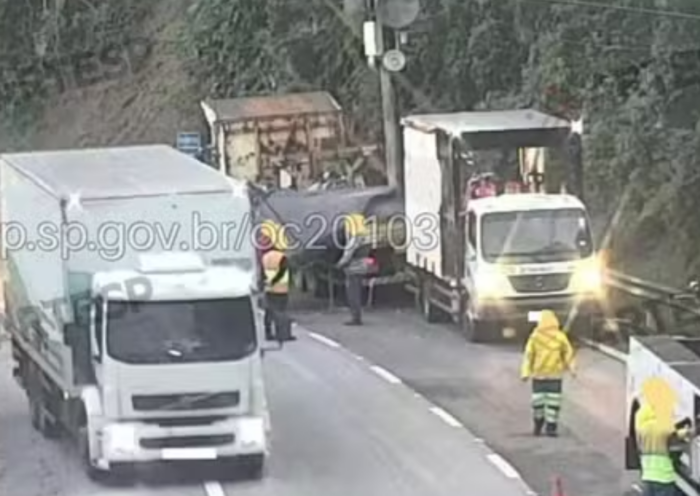 Caminhão derrama carga de barras de ferro e telas na Rodovia dos Tamoios, em Caraguatatuba, e interdita faixas por cerca de 1h30