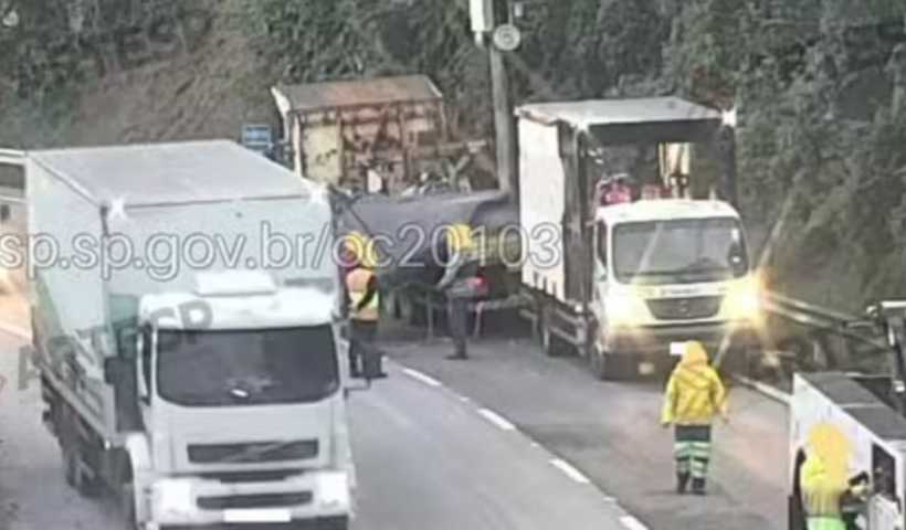 Caminhão derrama carga de barras de ferro e telas na Rodovia dos Tamoios, em Caraguatatuba, e interdita faixas por cerca de 1h30