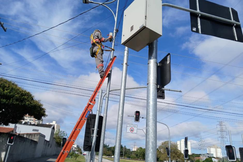 São José dos Campos instala 22 câmeras inteligentes na Linha Verde. Equipamentos terão leitura de placas, integração ao CSI e reforçarão a fiscalização do corredor.
