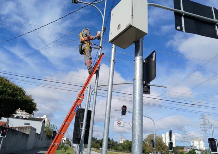 São José dos Campos instala 22 câmeras inteligentes na Linha Verde. Equipamentos terão leitura de placas, integração ao CSI e reforçarão a fiscalização do corredor.