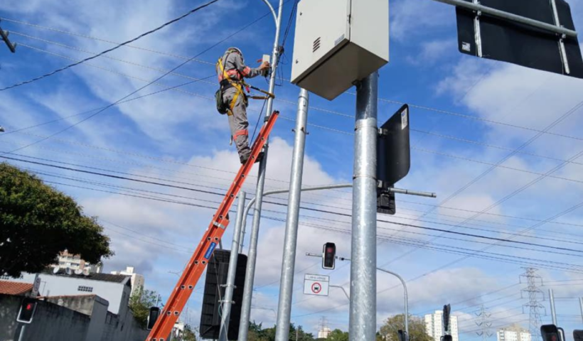 São José dos Campos instala 22 câmeras inteligentes na Linha Verde. Equipamentos terão leitura de placas, integração ao CSI e reforçarão a fiscalização do corredor.