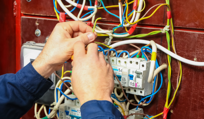 Fundhas abre 32 vagas para curso gratuito de eletricista instalador predial em São Francisco Xavier, em São José dos Campos.