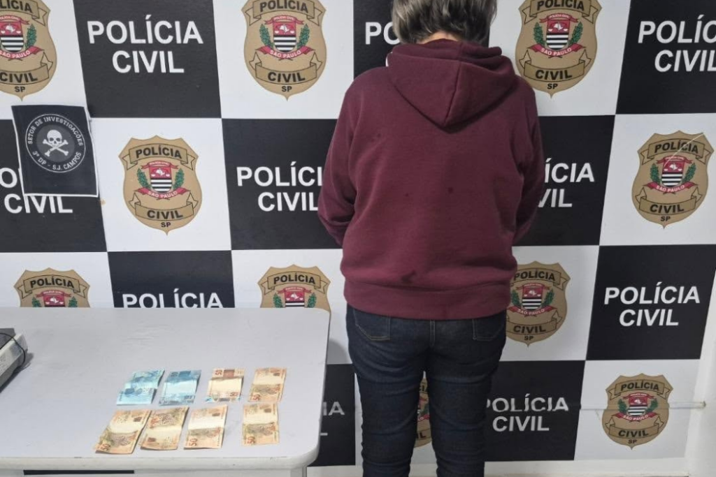 Atendente de caixa de 46 anos foi presa em flagrante em São José dos Campos. Polícia Civil investiga prejuízo de R$ 100 mil.