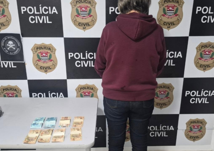 Atendente de caixa de 46 anos foi presa em flagrante em São José dos Campos. Polícia Civil investiga prejuízo de R$ 100 mil.