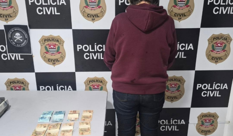 Atendente de caixa de 46 anos foi presa em flagrante em São José dos Campos. Polícia Civil investiga prejuízo de R$ 100 mil.
