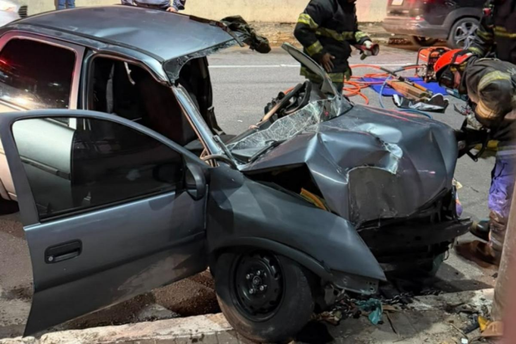 Mulher de 33 anos ficou ferida após bater o carro contra um poste na Avenida Rui Barbosa, no bairro Santana, em São José dos Campos.