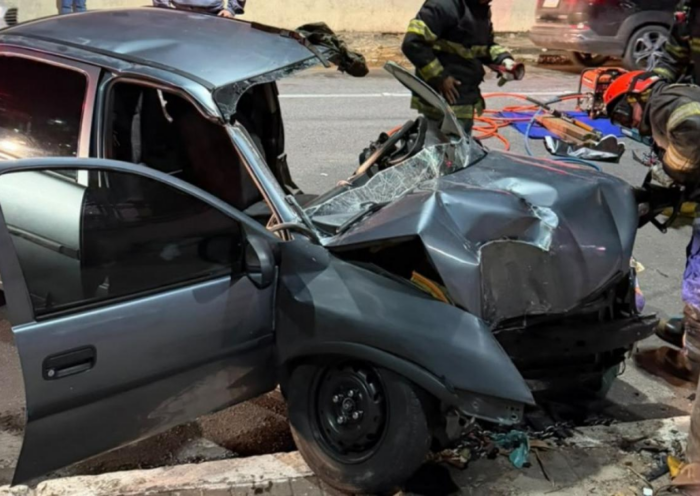 Mulher de 33 anos ficou ferida após bater o carro contra um poste na Avenida Rui Barbosa, no bairro Santana, em São José dos Campos.