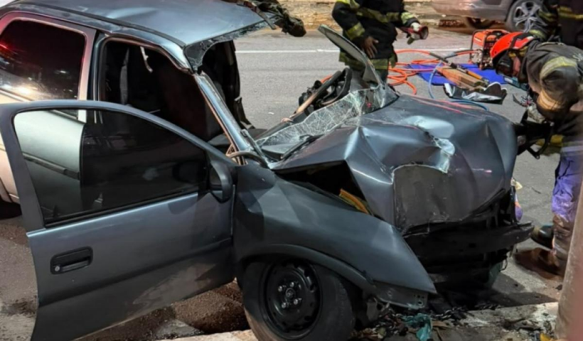 Mulher de 33 anos ficou ferida após bater o carro contra um poste na Avenida Rui Barbosa, no bairro Santana, em São José dos Campos.