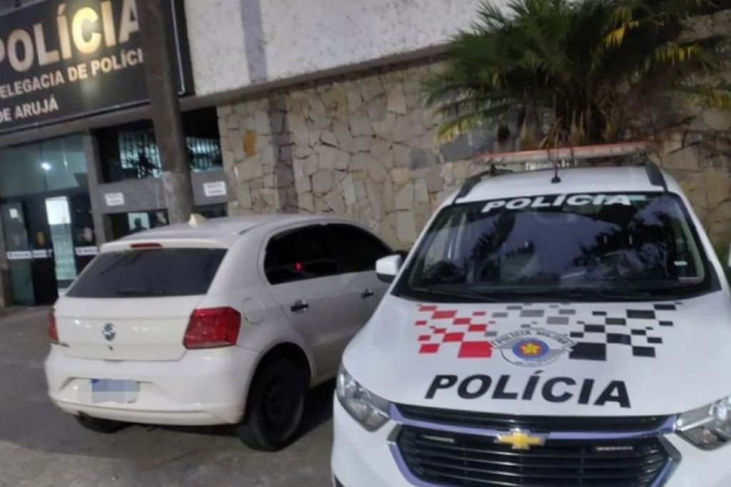 Polícia Militar recuperou um Volkswagen Gol furtado em Jacareí antes de o proprietário perceber o crime. Suspeito foi preso em Arujá.