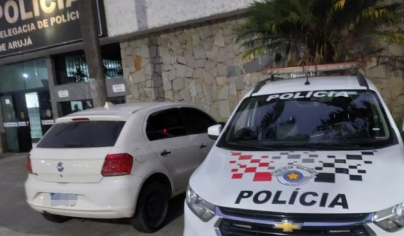 Polícia Militar recuperou um Volkswagen Gol furtado em Jacareí antes de o proprietário perceber o crime. Suspeito foi preso em Arujá.