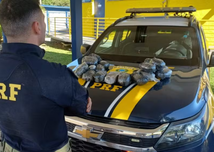 PRF apreende 20,92 quilos de haxixe escondidos nas portas de carro na Rodovia Presidente Dutra, em Lavrinhas. Motorista foi preso.