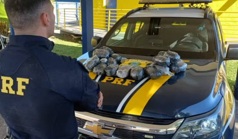 PRF apreende 20,92 quilos de haxixe escondidos nas portas de carro na Rodovia Presidente Dutra, em Lavrinhas. Motorista foi preso.