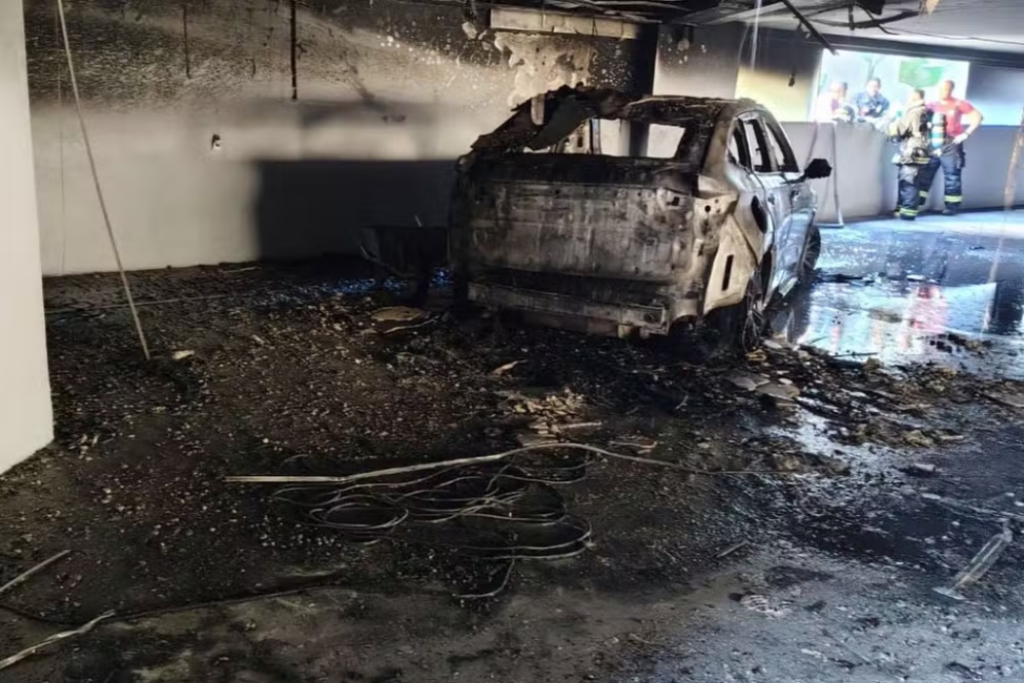 Um carro elétrico pegou fogo em São Sebastião e mobilizou equipes da Defesa Civil, Bombeiros e polícias. Ninguém ficou ferido.