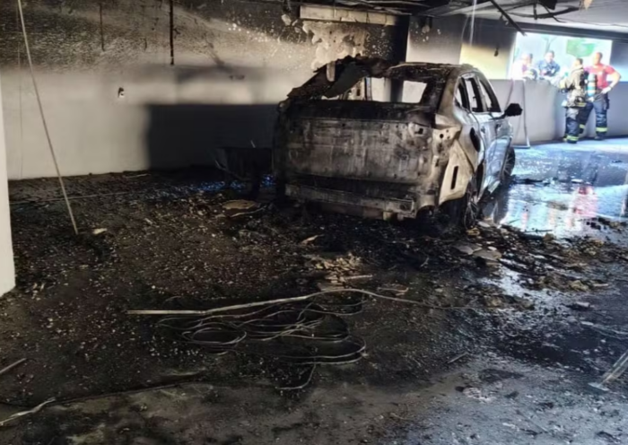 Um carro elétrico pegou fogo em São Sebastião e mobilizou equipes da Defesa Civil, Bombeiros e polícias. Ninguém ficou ferido.