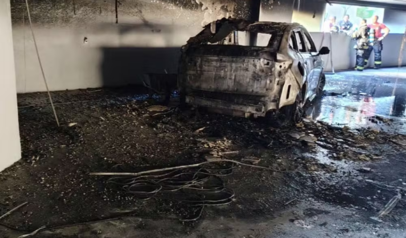 Um carro elétrico pegou fogo em São Sebastião e mobilizou equipes da Defesa Civil, Bombeiros e polícias. Ninguém ficou ferido.