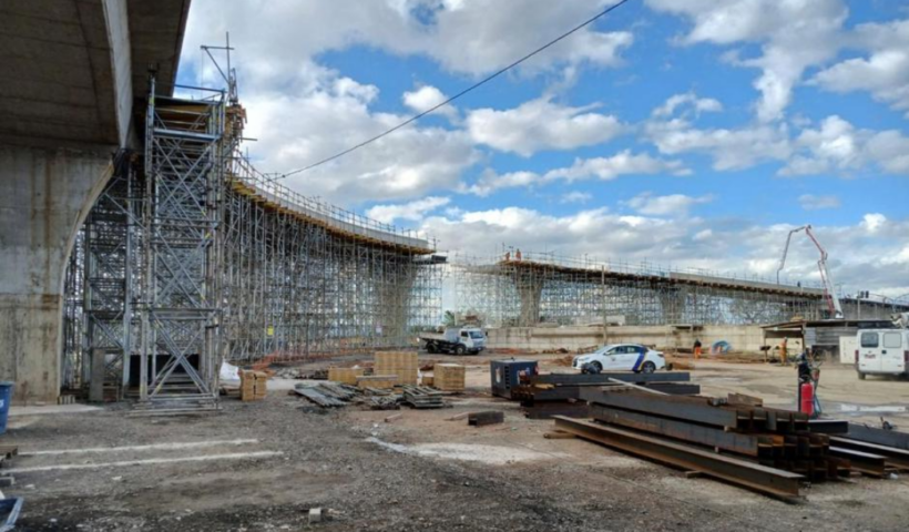 Passagem inferior da Avenida Sebastião Gualberto, em São José dos Campos, será interditada temporariamente para avanço das obras de um novo viaduto.