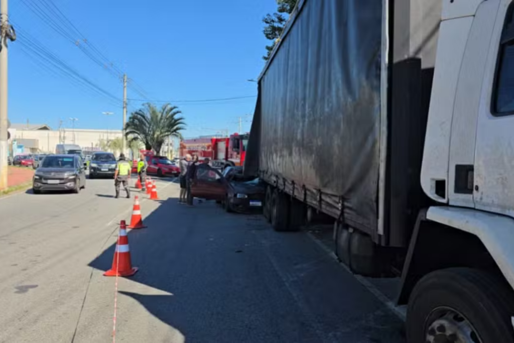 Homem de 62 anos morre após bater o carro na traseira de um caminhão parado no acostamento, no bairro São Gonçalo, em Taubaté.