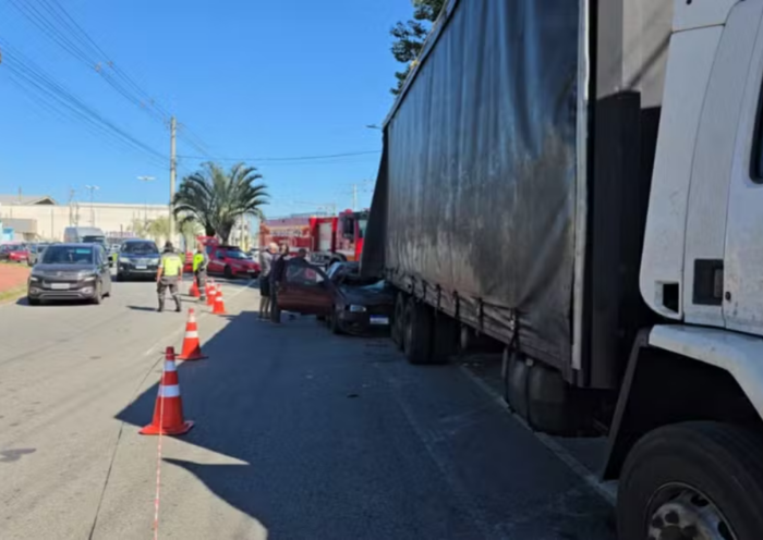 Homem de 62 anos morre após bater o carro na traseira de um caminhão parado no acostamento, no bairro São Gonçalo, em Taubaté.