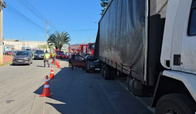 Homem de 62 anos morre após bater o carro na traseira de um caminhão parado no acostamento, no bairro São Gonçalo, em Taubaté.