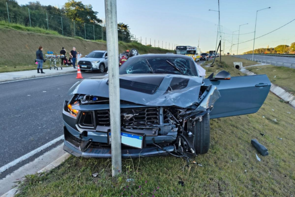 Acidente entre Mustang e Cobalt deixa duas pessoas gravemente feridas na marginal da Rodovia Presidente Dutra, em São José dos Campos.