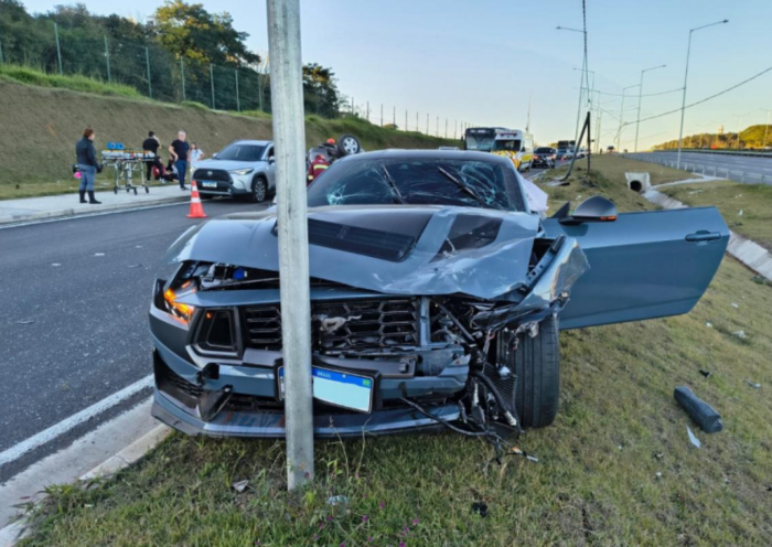 Acidente entre Mustang e Cobalt deixa duas pessoas gravemente feridas na marginal da Rodovia Presidente Dutra, em São José dos Campos.