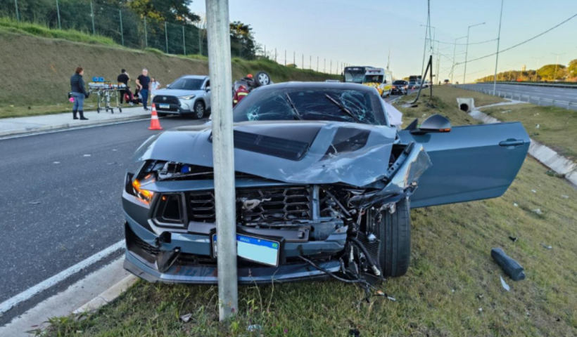 Acidente entre Mustang e Cobalt deixa duas pessoas gravemente feridas na marginal da Rodovia Presidente Dutra, em São José dos Campos.