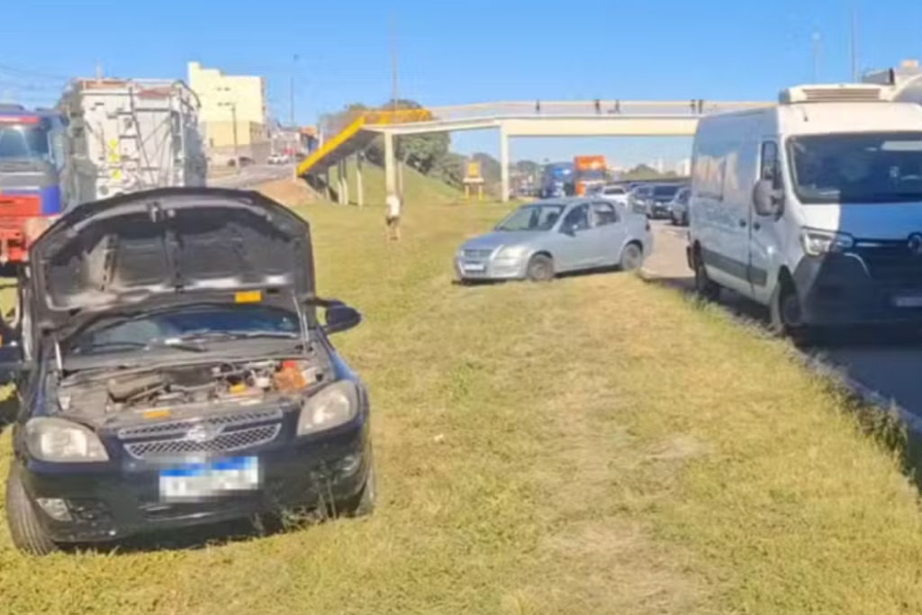 Cinco pessoas ficaram feridas em um engavetamento na Via Dutra, em Taubaté. Entre as vítimas está um adolescente de 13 anos em estado grave.