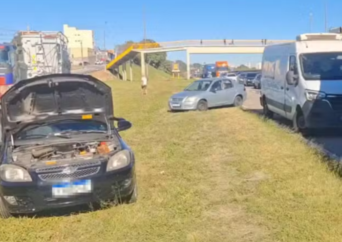 Cinco pessoas ficaram feridas em um engavetamento na Via Dutra, em Taubaté. Entre as vítimas está um adolescente de 13 anos em estado grave.