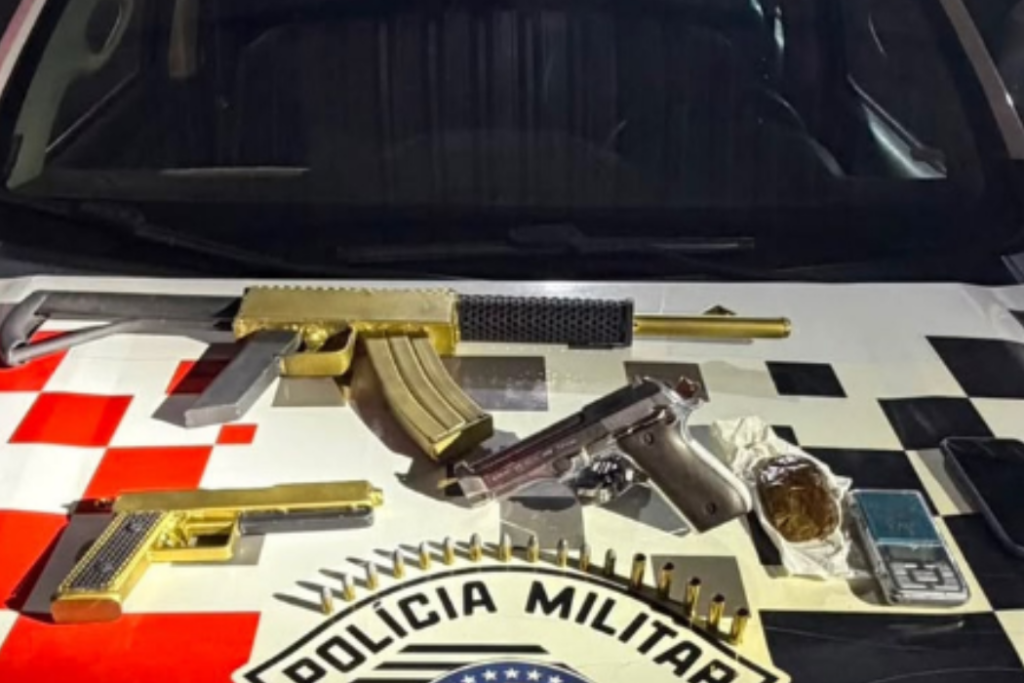 A Polícia Militar prendeu um homem e apreendeu arma, munições, drogas, uma réplica de fuzil e uma balança de precisão em São José dos Campos.