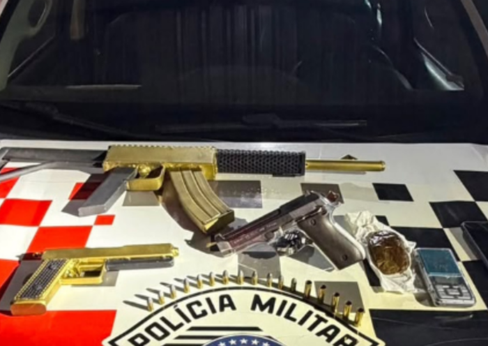 A Polícia Militar prendeu um homem e apreendeu arma, munições, drogas, uma réplica de fuzil e uma balança de precisão em São José dos Campos.