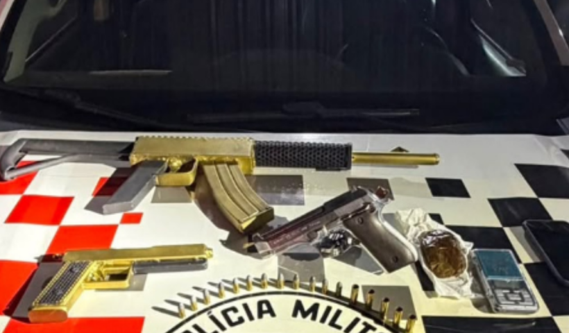A Polícia Militar prendeu um homem e apreendeu arma, munições, drogas, uma réplica de fuzil e uma balança de precisão em São José dos Campos.