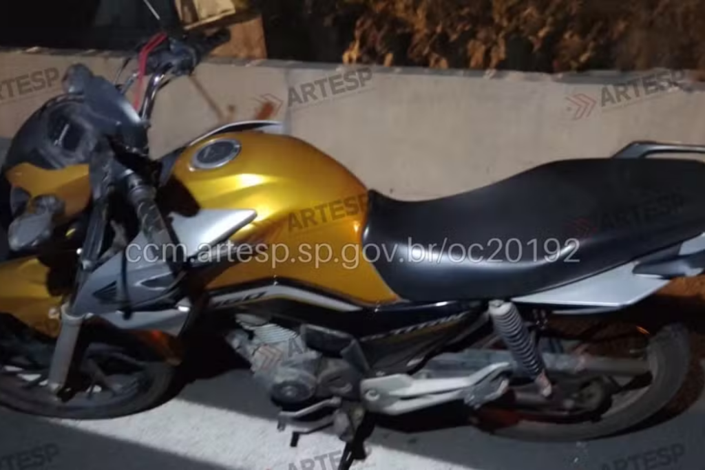 Pedestre morre após atropelamento por motocicleta na Rodovia dos Tamoios, em São José dos Campos. Motociclista sofreu ferimentos leves.