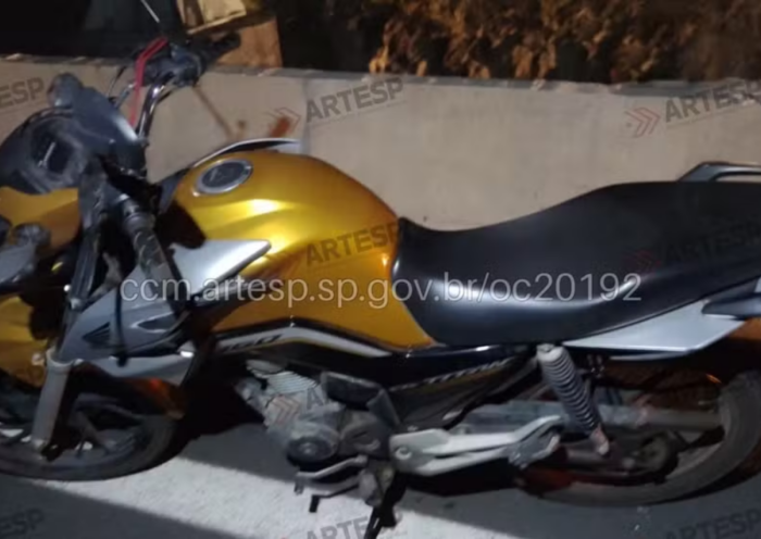 Pedestre morre após atropelamento por motocicleta na Rodovia dos Tamoios, em São José dos Campos. Motociclista sofreu ferimentos leves.