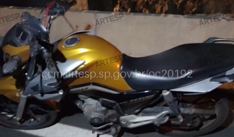 Pedestre morre após atropelamento por motocicleta na Rodovia dos Tamoios, em São José dos Campos. Motociclista sofreu ferimentos leves.