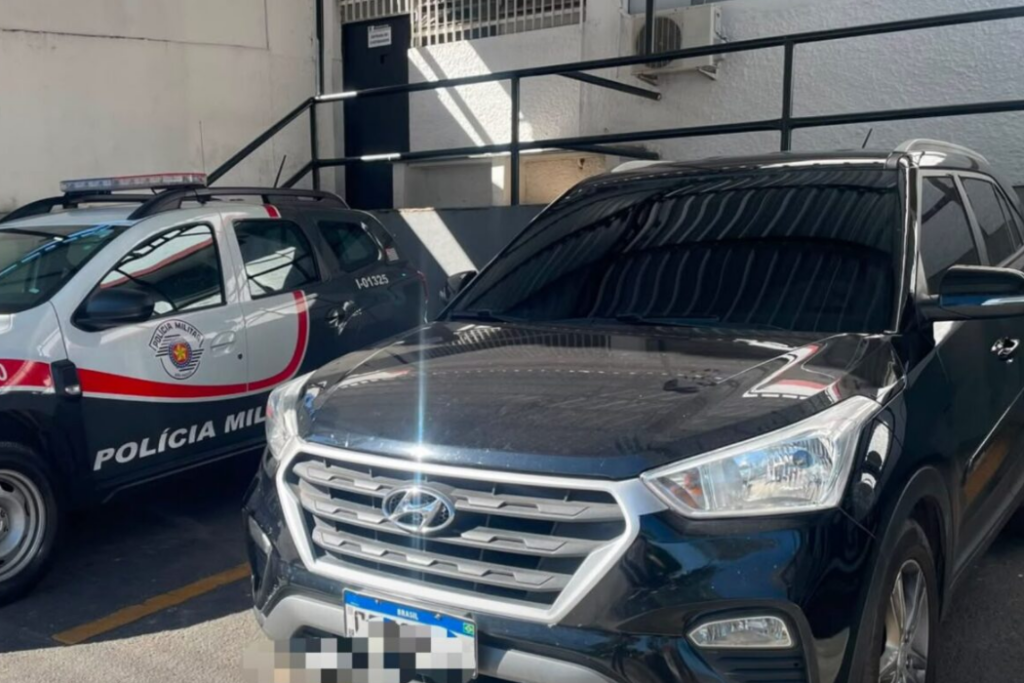 Polícia Militar prende motorista com carro roubado e placas adulteradas em São José dos Campos. Veículo havia sido roubado no Rio de Janeiro.