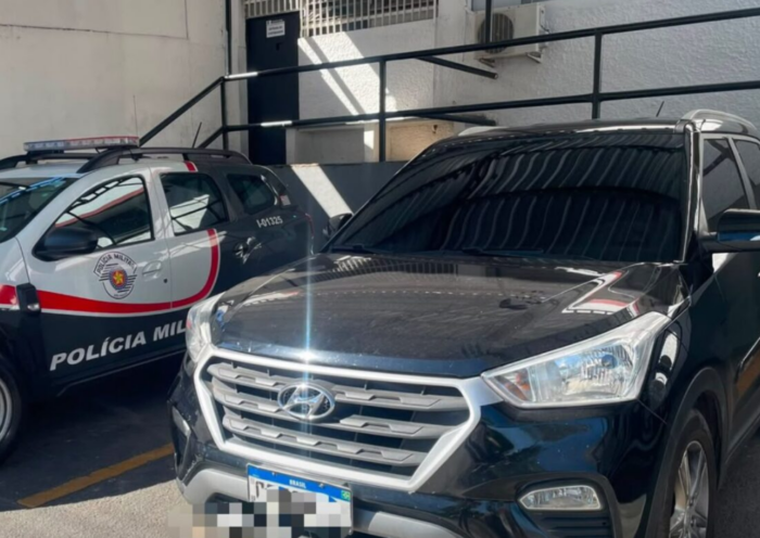 Polícia Militar prende motorista com carro roubado e placas adulteradas em São José dos Campos. Veículo havia sido roubado no Rio de Janeiro.