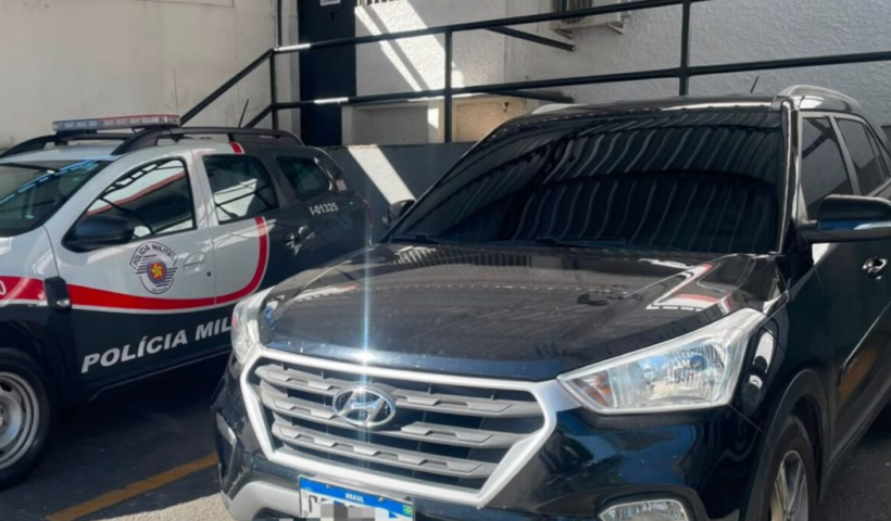 Polícia Militar prende motorista com carro roubado e placas adulteradas em São José dos Campos. Veículo havia sido roubado no Rio de Janeiro.
