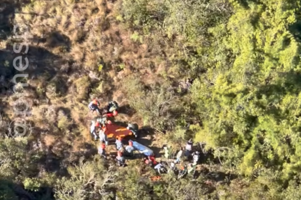 Helicóptero Águia e Corpo de Bombeiros resgatam motociclista ferido após acidente em trilha de difícil acesso em Campos do Jordão.