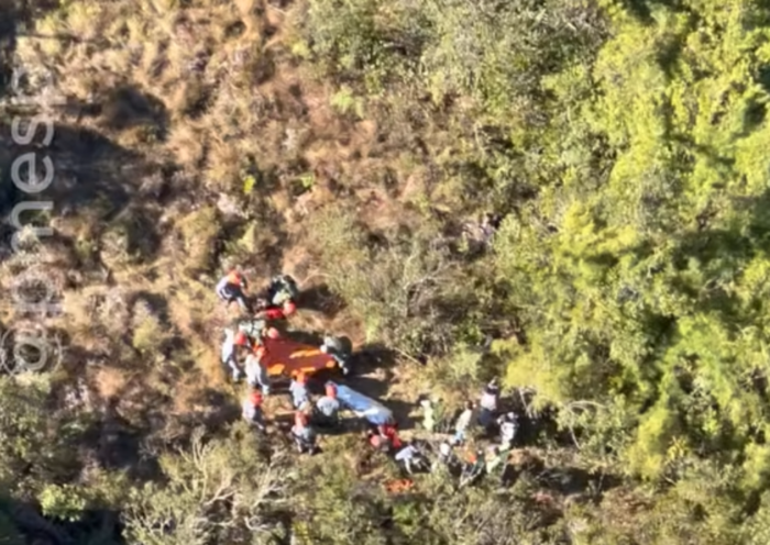 Helicóptero Águia e Corpo de Bombeiros resgatam motociclista ferido após acidente em trilha de difícil acesso em Campos do Jordão.