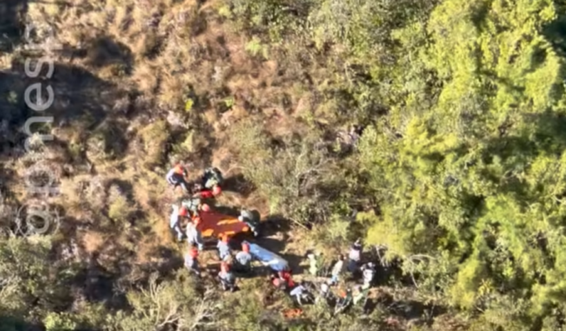 Helicóptero Águia e Corpo de Bombeiros resgatam motociclista ferido após acidente em trilha de difícil acesso em Campos do Jordão.