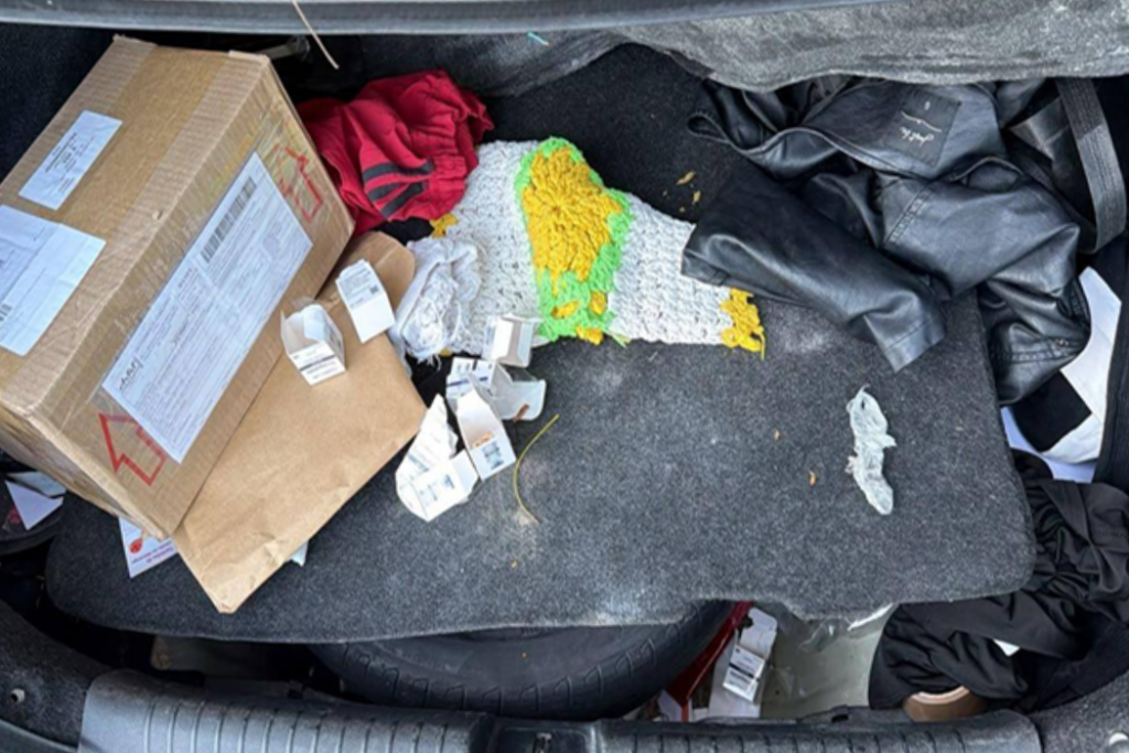 Polícia Civil prende casal em São José dos Campos e apreende medicamentos controlados, anabolizantes e materiais usados na venda irregular.